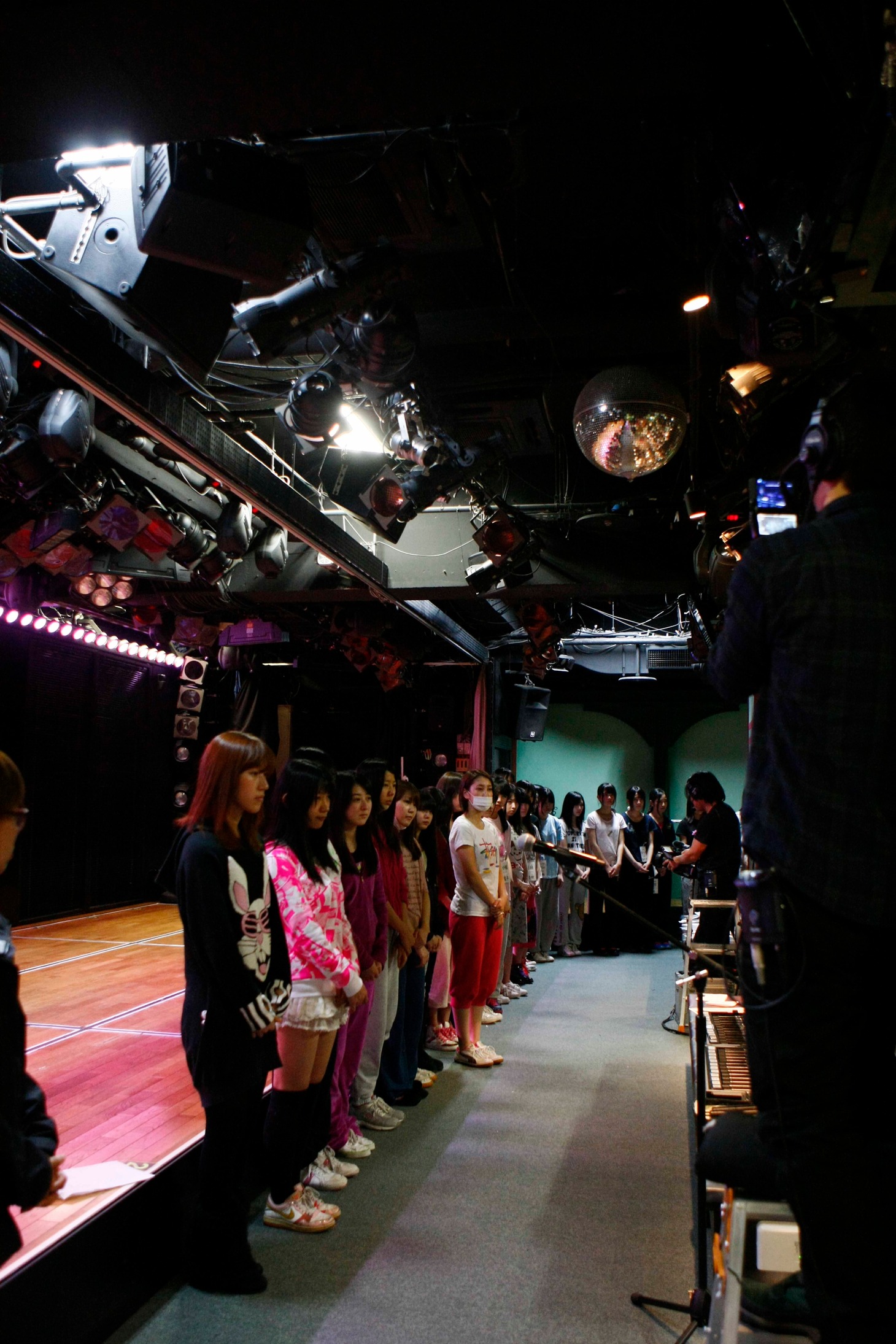 黙祷を捧げるAKB48。(C)AKS