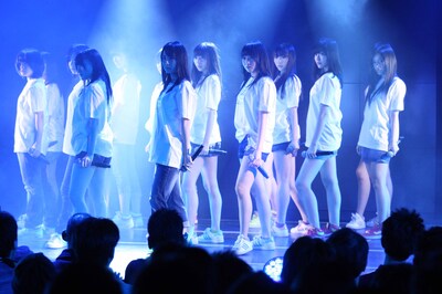 SKE48劇場の東日本大震災復興支援特別公演の様子。(C)AKS