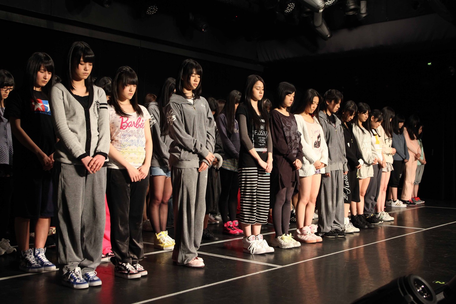 黙祷を捧げるSKE48。(C)AKS