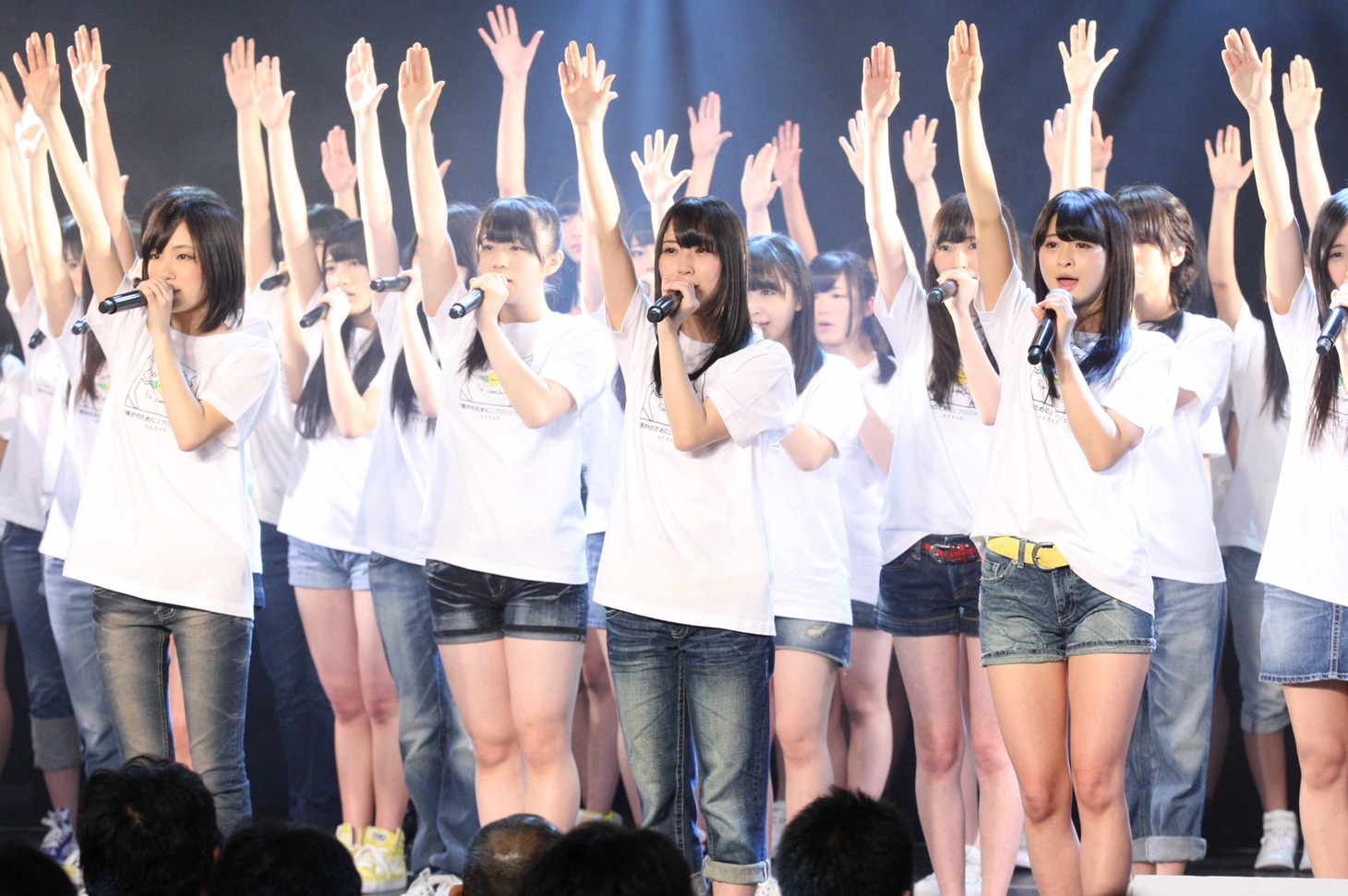 SKE48劇場の東日本大震災復興支援特別公演の様子。(C)AKS