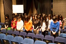 黙祷を捧げるNMB48。(C)AKS
