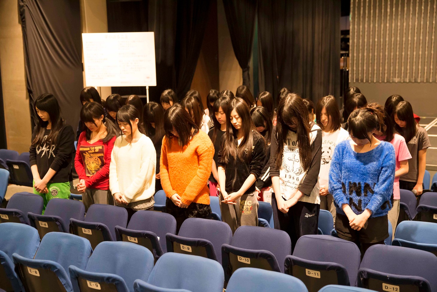 黙祷を捧げるNMB48。(C)AKS