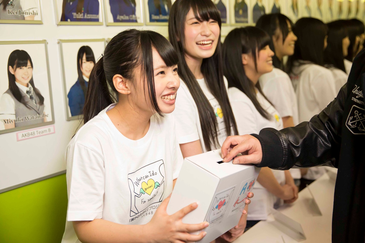 募金を呼びかける山田菜々。(C)AKS