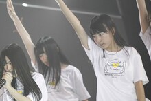 HKT48劇場の東日本大震災復興支援特別公演の様子。(C)AKS