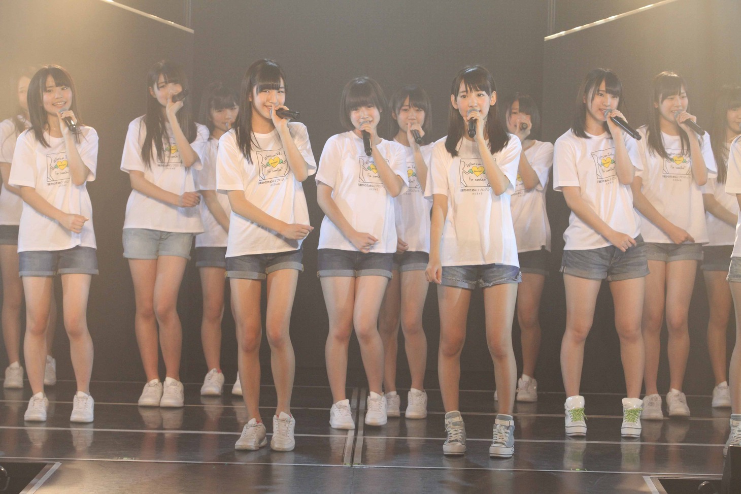 HKT48劇場の東日本大震災復興支援特別公演の様子。(C)AKS