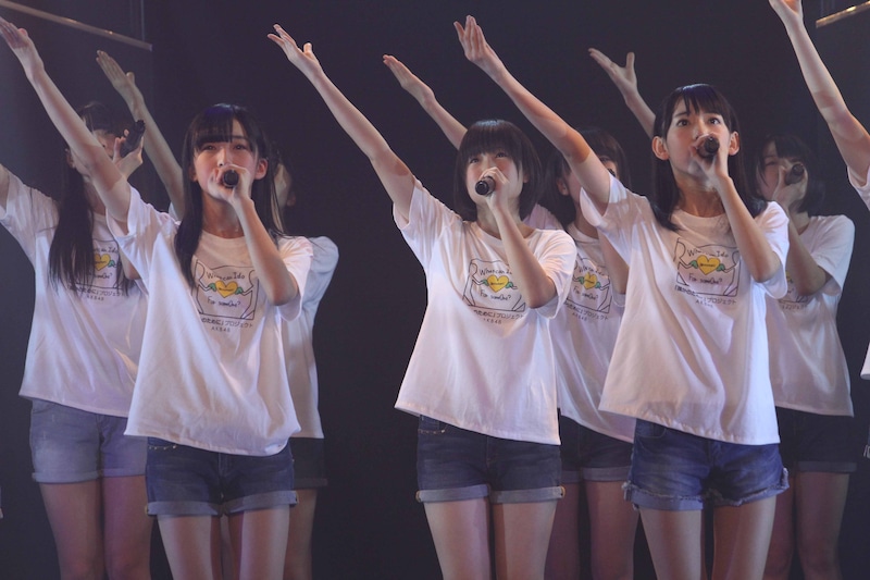 HKT48劇場の東日本大震災復興支援特別公演の様子。(C)AKS