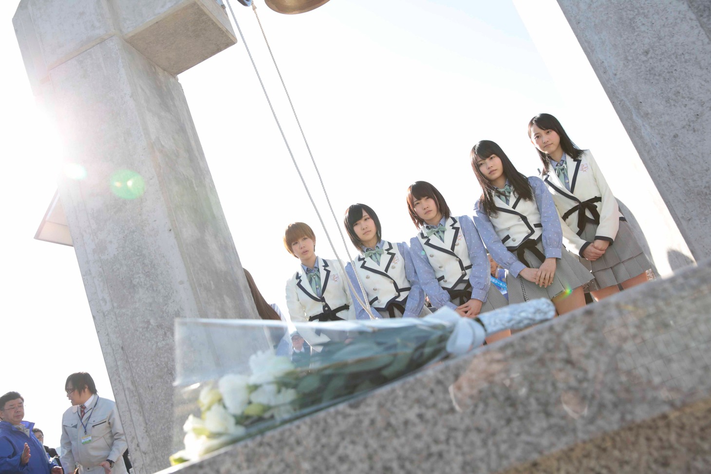 山田町の慰霊碑を訪れた名取稚菜、大家志津香、高橋朱里、川栄李奈、横山由依、松井玲奈（左から）。(C)AKS