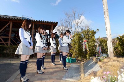 宮城県女川町の慰霊碑を訪れた島崎遥香、小嶋菜月、兒玉遥、岩佐美咲、藤江れいな、渡辺麻友（左から）。(C)AKS