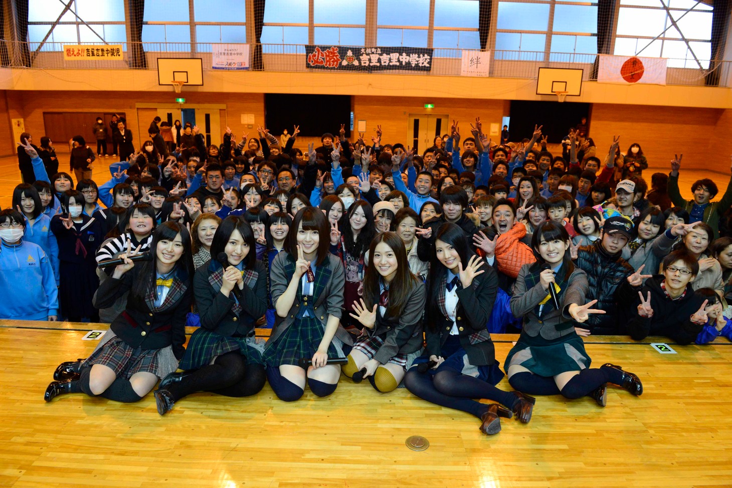 岩手県大槌町を訪問し記念撮影する武藤十夢、内田眞由美、菊地あやか、大島優子、倉持明日香、竹内美宥（左から）。(C)AKS