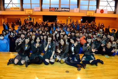 岩手県大槌町を訪問し記念撮影する武藤十夢、内田眞由美、菊地あやか、大島優子、倉持明日香、竹内美宥（左から）。(C)AKS