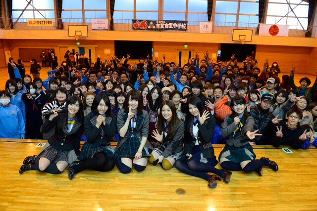 岩手県大槌町を訪問し記念撮影する武藤十夢、内田眞由美、菊地あやか、大島優子、倉持明日香、竹内美宥（左から）。(C)AKS