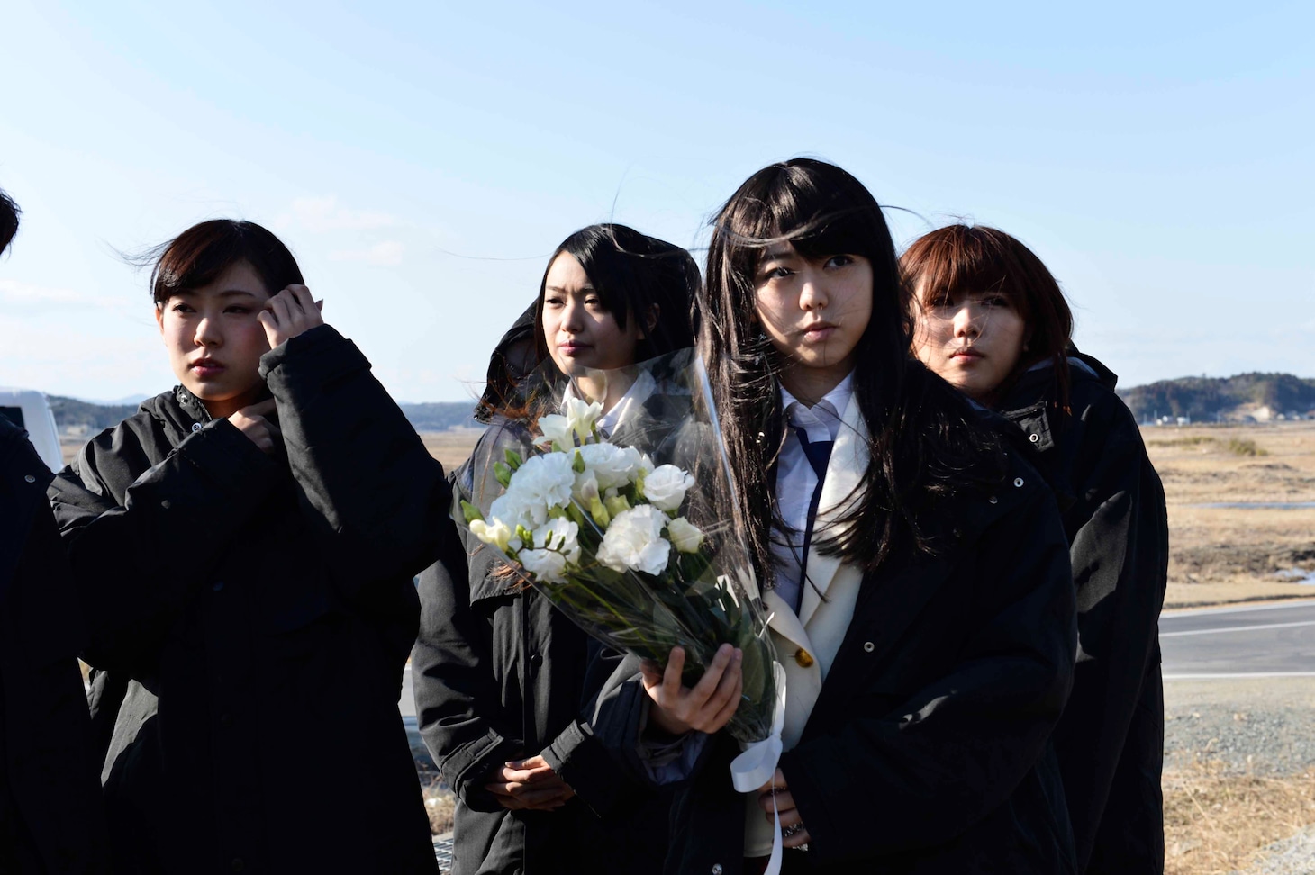 福島県南相馬市を訪問した渡辺美優紀、北原里英、峯岸みなみ、宮崎美穂（左から）。(C)AKS