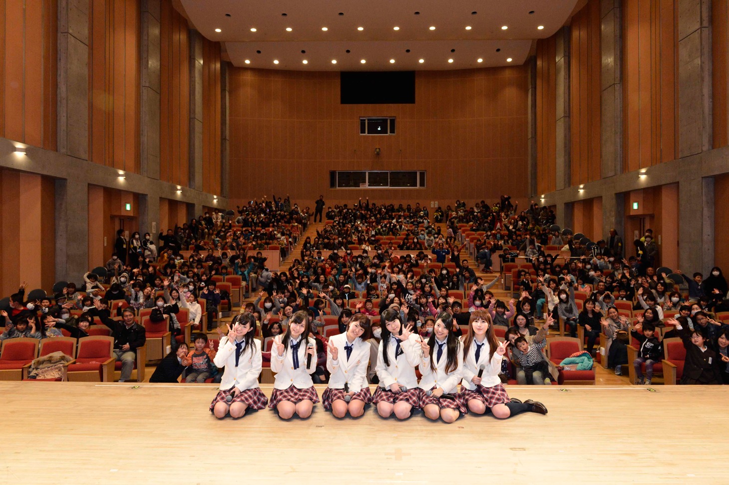 福島県南相馬市を訪問し記念撮影する渡辺美優紀、大場美奈、山内鈴蘭、峯岸みなみ、北原里英、宮崎美穂（左から）。(C)AKS