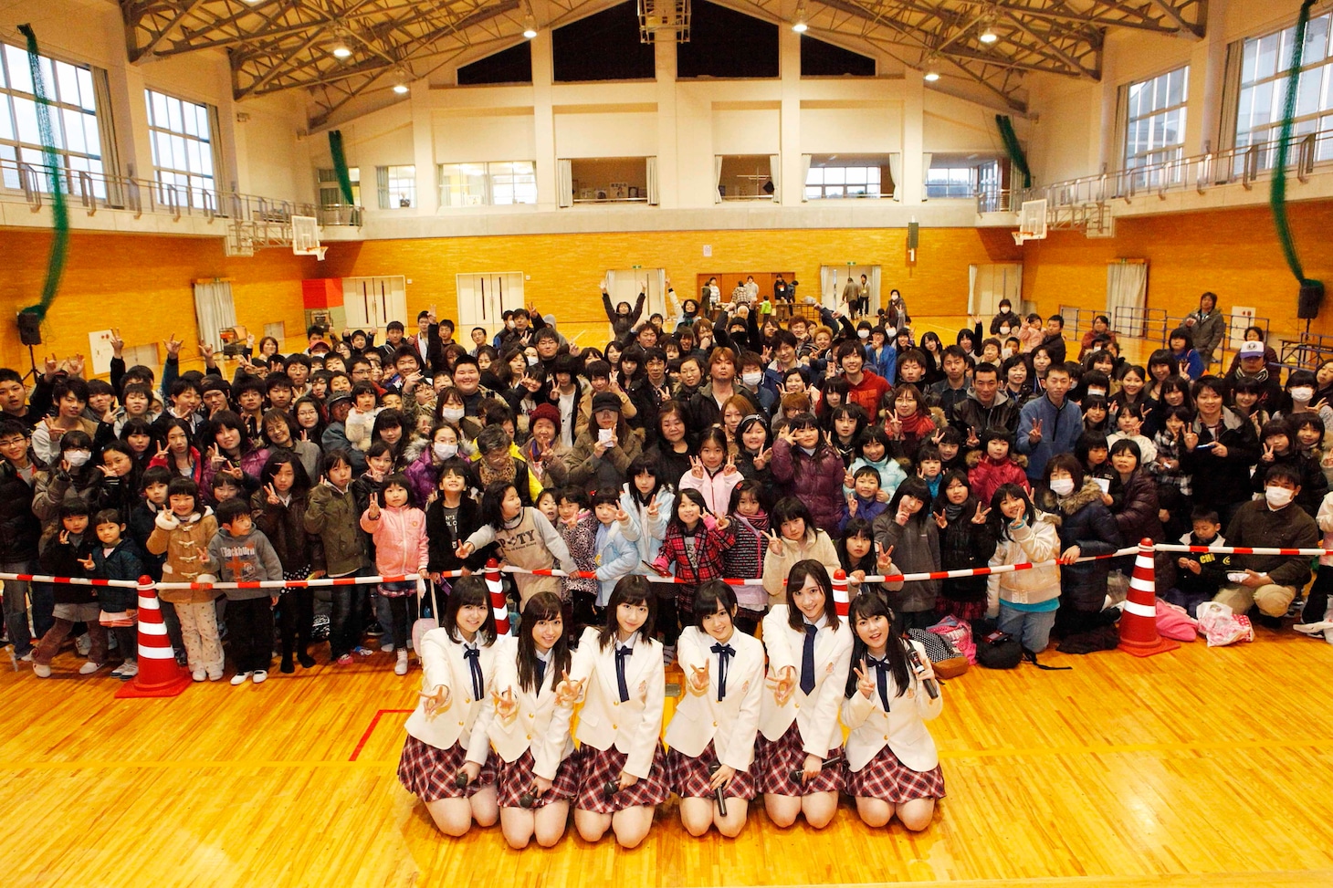 宮城県気仙沼市を訪問し記念撮影する佐藤すみれ、片山陽加、柏木由紀、山本彩、鈴木紫帆里、多田愛佳（左から）。(C)AKS