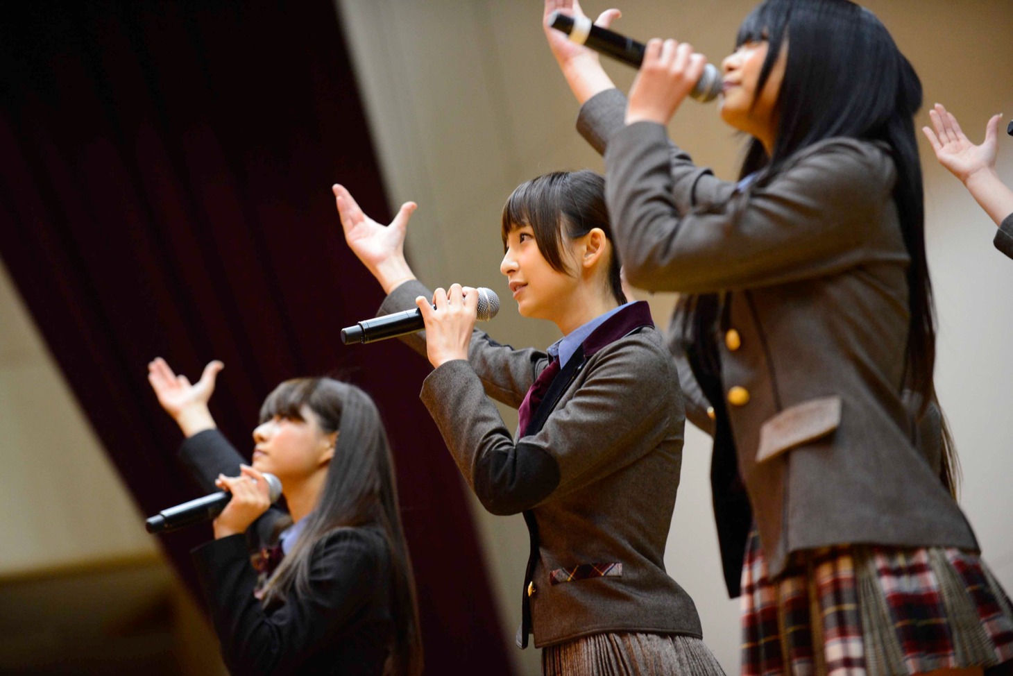 篠田麻里子（中央）。(C)AKS