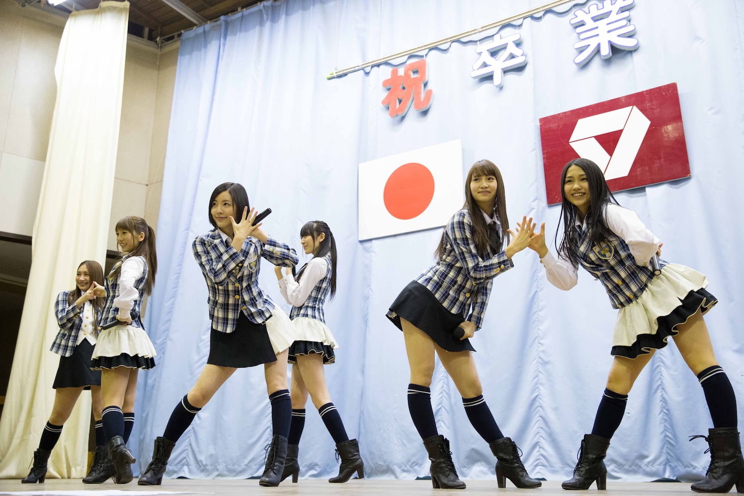 宮城県亘理町を訪問した中塚智実、高城亜樹、松井珠理奈、松井咲子、永尾まりや、田野優花（左から）。(C)AKS