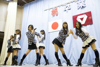 宮城県亘理町を訪問した中塚智実、高城亜樹、松井珠理奈、松井咲子、永尾まりや、田野優花（左から）。(C)AKS