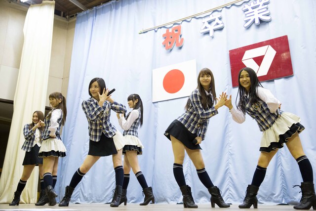 宮城県亘理町を訪問した中塚智実、高城亜樹、松井珠理奈、松井咲子、永尾まりや、田野優花（左から）。(C)AKS