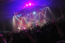 「TOUR 2013 COSMIC DREAMER Extra～WE LOVE ALL!」でのBUCK-TICK。（Photo：MASA）
