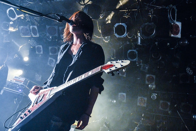 3月9日に東京・渋谷CLUB QUATTROで行われた「Tour2013 "Tremolo"」ファイナル公演の模様。