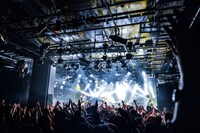 3月9日に東京・渋谷CLUB QUATTROで行われた「Tour2013 "Tremolo"」ファイナル公演の模様。