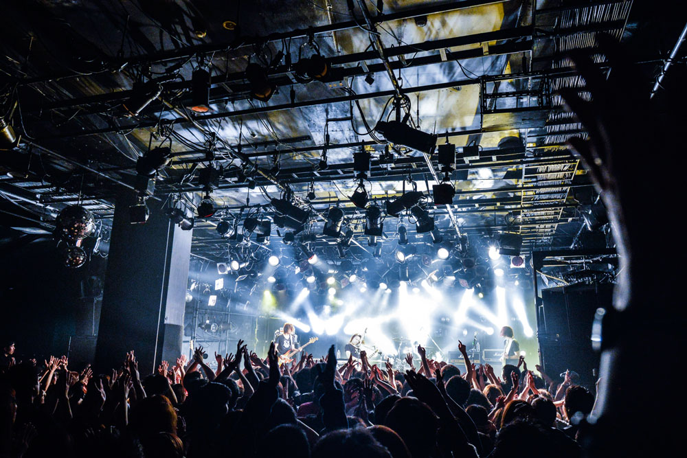 3月9日に東京・渋谷CLUB QUATTROで行われた「Tour2013 "Tremolo"」ファイナル公演の模様。