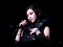 鬼束ちひろ。3月11日東京・中野サンプラザホール公演の模様。