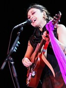 鬼束ちひろツアー開幕、名曲カバーで「笑ったら殺す」