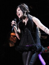 鬼束ちひろ。3月11日東京・中野サンプラザホール公演の模様。