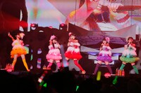 写真は「ももいろクローバーZ JAPAN TOUR 2013『5TH DIMENSION』」初日アンコールの様子。