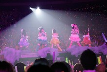 写真は「ももいろクローバーZ JAPAN TOUR 2013『5TH DIMENSION』」初日アンコールの様子。