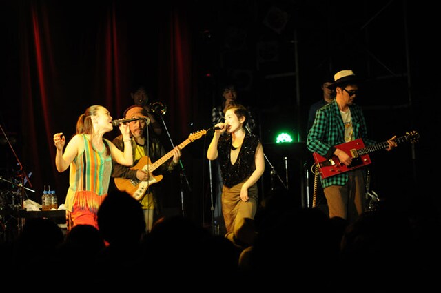 PUSHIMとEGO-WRAPPIN'によるコラボパフォーマンスの様子。