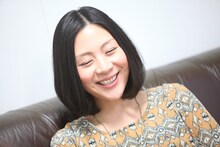 笑顔でインタビューに応じる植村花菜。