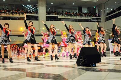 プリキュアたちと「アジアン セレブレイション」を披露するBerryz工房。