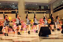 プリキュアたちと「アジアン セレブレイション」を披露するBerryz工房。