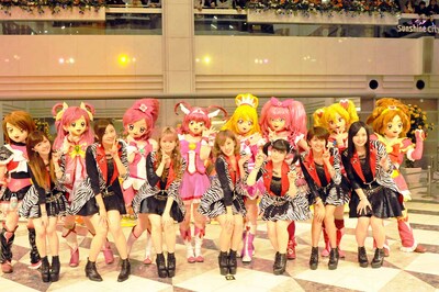 プリキュアたち（奥）と記念撮影するBerryz工房（手前）。
