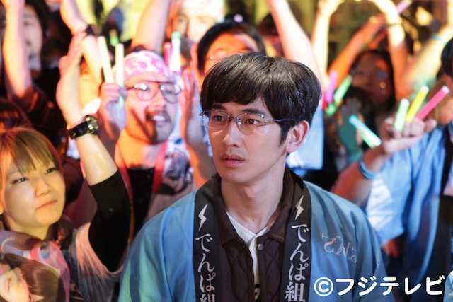 フジテレビ系「最高の離婚」第10話より。ライブハウスで呆然と立ち尽くす濱崎光生（瑛太）。