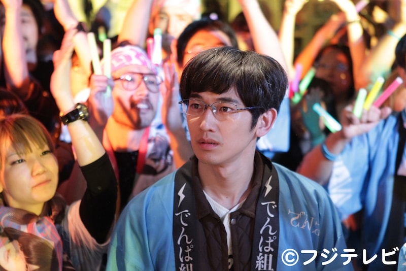 フジテレビ系「最高の離婚」第10話より。ライブハウスで呆然と立ち尽くす濱崎光生（瑛太）。