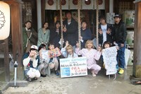 日根神社で行われた「今夜きみが怖い夢を見ませんように」レコ発イベントの様子。