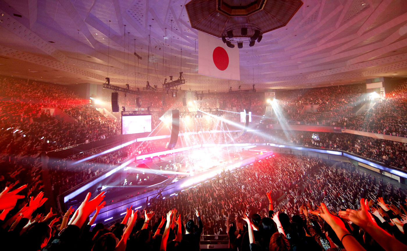LUNA SEAの日本武道館公演の模様。