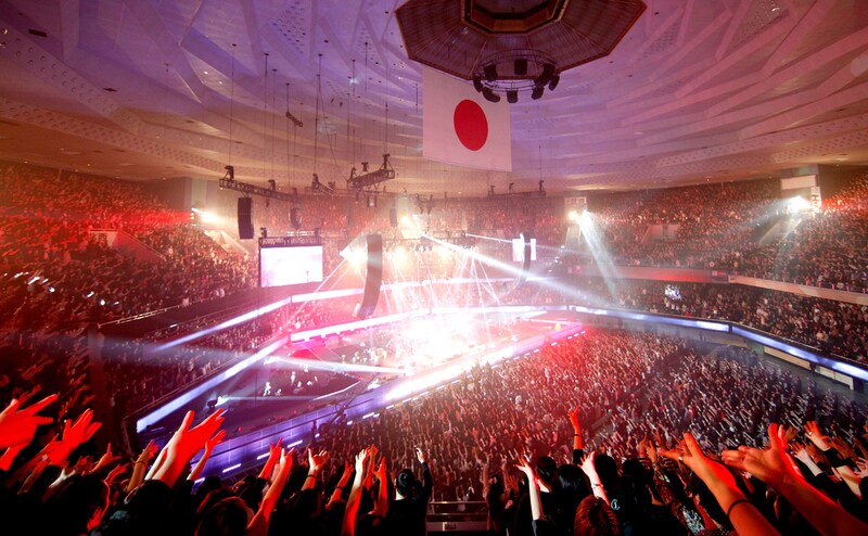 日本武道館公演の模様。