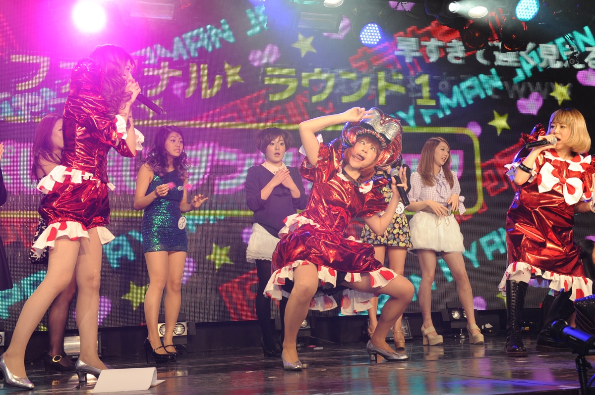 「ぽいぽいダンス」の手本を見せるあやまん監督。動きがハイスピードすぎてスローに見える。