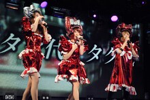 「タク代の唄」を歌うあやまんJAPAN。