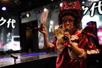 歌いながら客席に降りたファンタジスタさくらだ。客から腕時計をプレゼントされた。