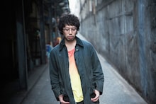 高橋優は5月15日に2カ月連続シングル第2弾「同じ空の下」をリリースを控えている。