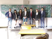 高橋優(写真中央)と「みんな!エスパーだよ!」メインキャスト。