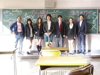 高橋優（写真中央）と「みんな！エスパーだよ！」メインキャスト。