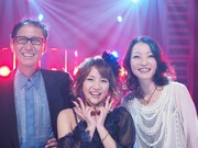 写真左から、編曲および演奏を担当した武部聡志、高橋みなみ、コーラス指導を行った加藤いづみ。