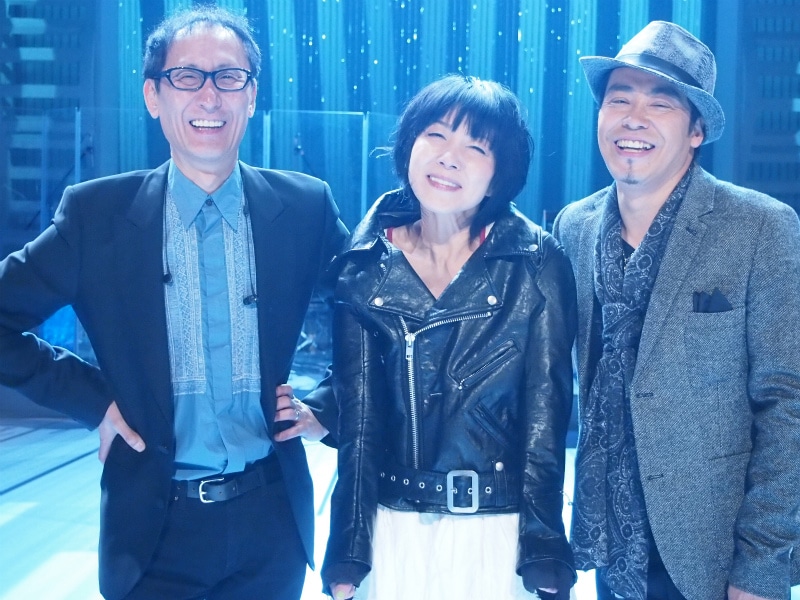 山下久美子×大澤誉志幸。左は武部聡志。