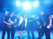 AIとバックダンサー。